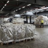 L'économie suisse devrait être plus pénalisée que prévu en 2026 par la baisse attendue des exportations (archives). KEYSTONE/GAETAN BALLY